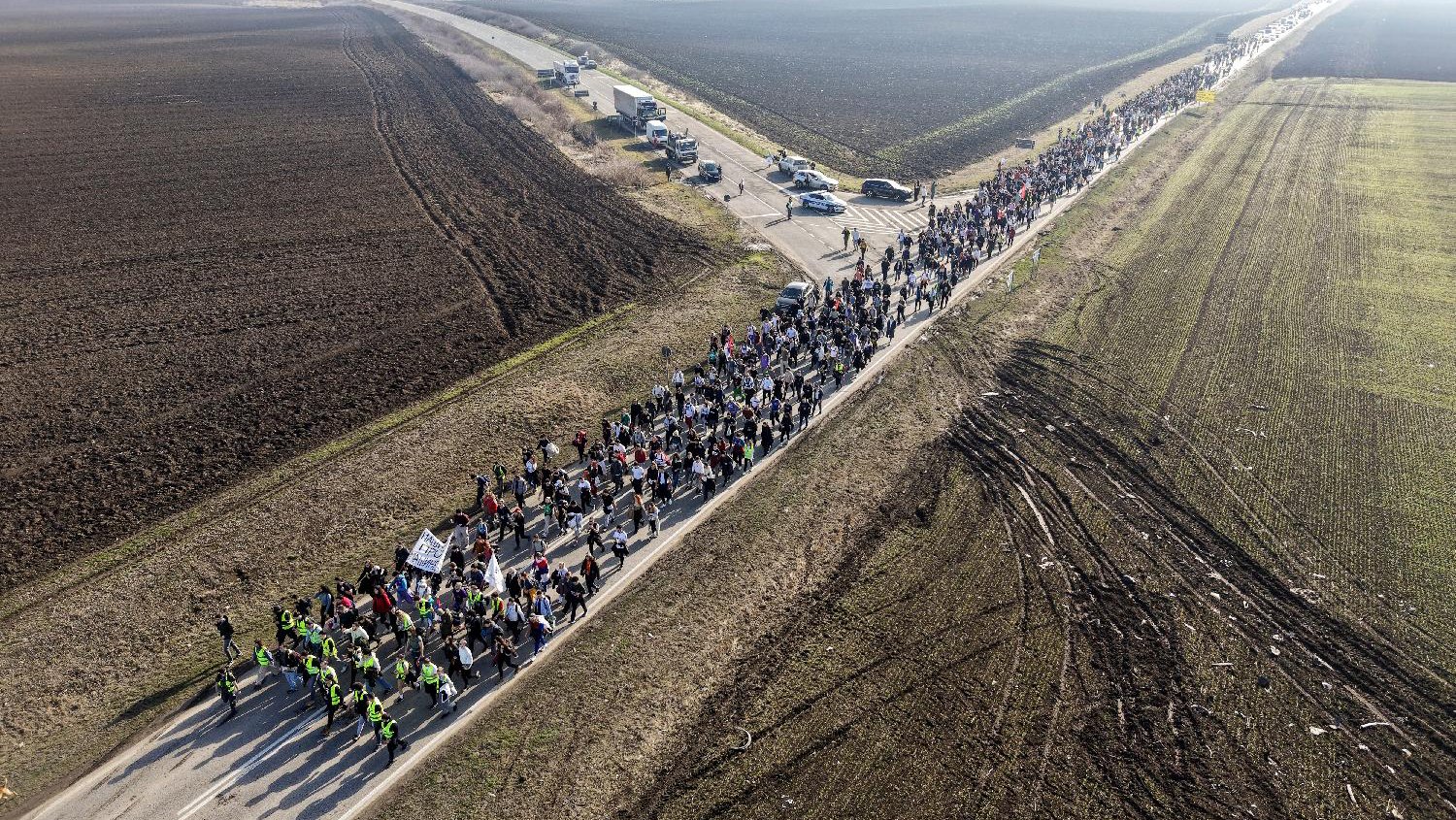 Studenti iz Beograda peške stigli u Novi Sad, odali poštu nastradalima: Noć će provesti na fakultetima, skup protekao bez incidenata (FOTO, VIDEO) 2