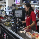 Moguće zatvaranje desetina prodavnica do Nove godine: Ograničene marže pogađaju trgovce i proizvođače, a potrošači su ih jedva osetili 1