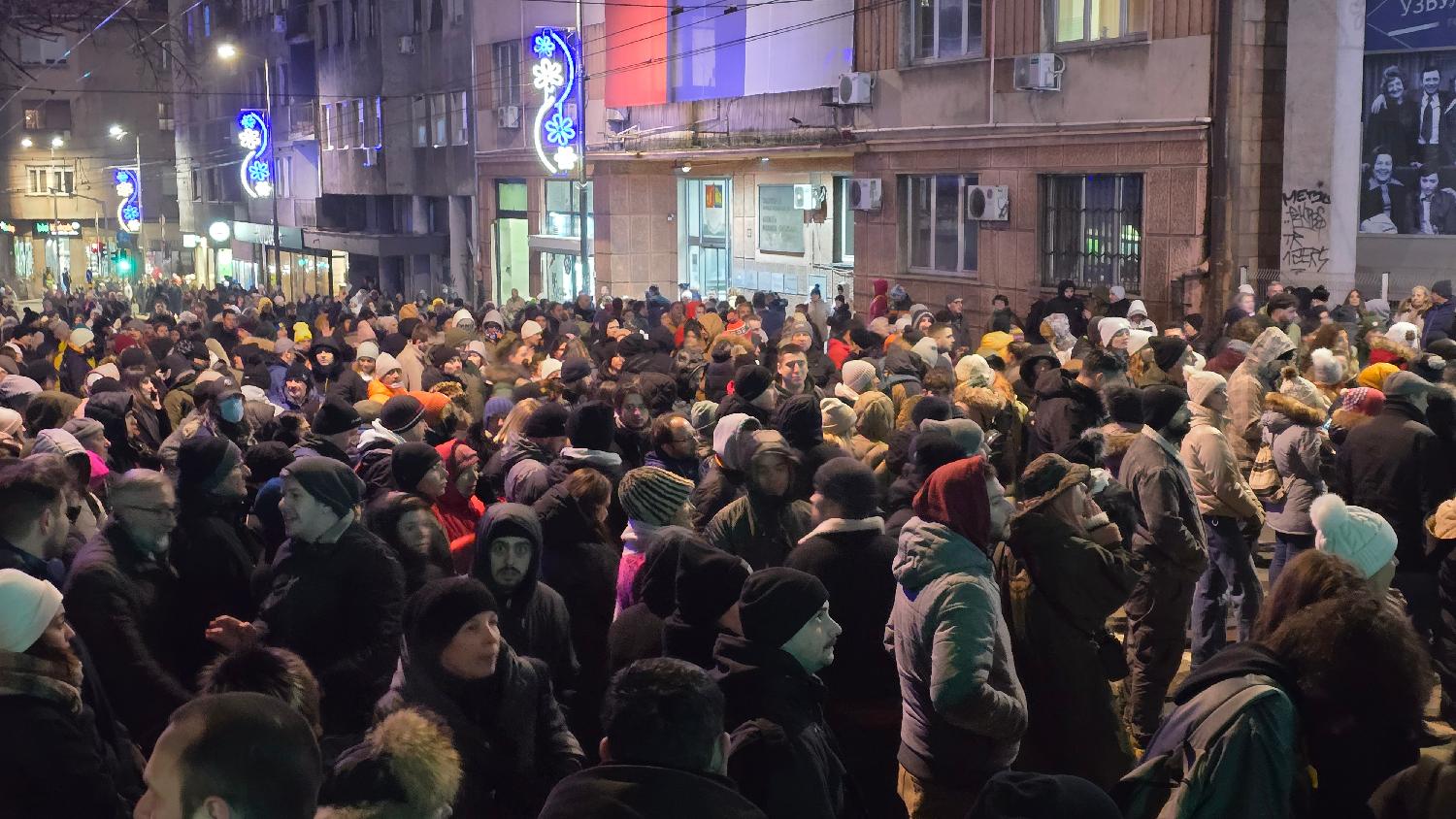 (FOTO) Protest ispred RTS-a 'Naše pravo da znamo sve' u slikama 4 (FOTO) Protest ispred RTS-a 'Naše pravo da znamo sve' u slikama 4