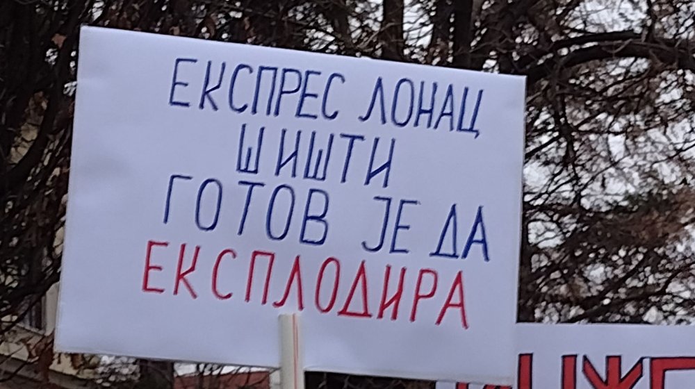 Novi Sad: Nepoznate osobe skinule sve plakate podrške studentima sa škole "Mileva Marić Ajnštajn" 1