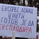 Novi Sad: Nepoznate osobe skinule sve plakate podrške studentima sa škole "Mileva Marić Ajnštajn" 8