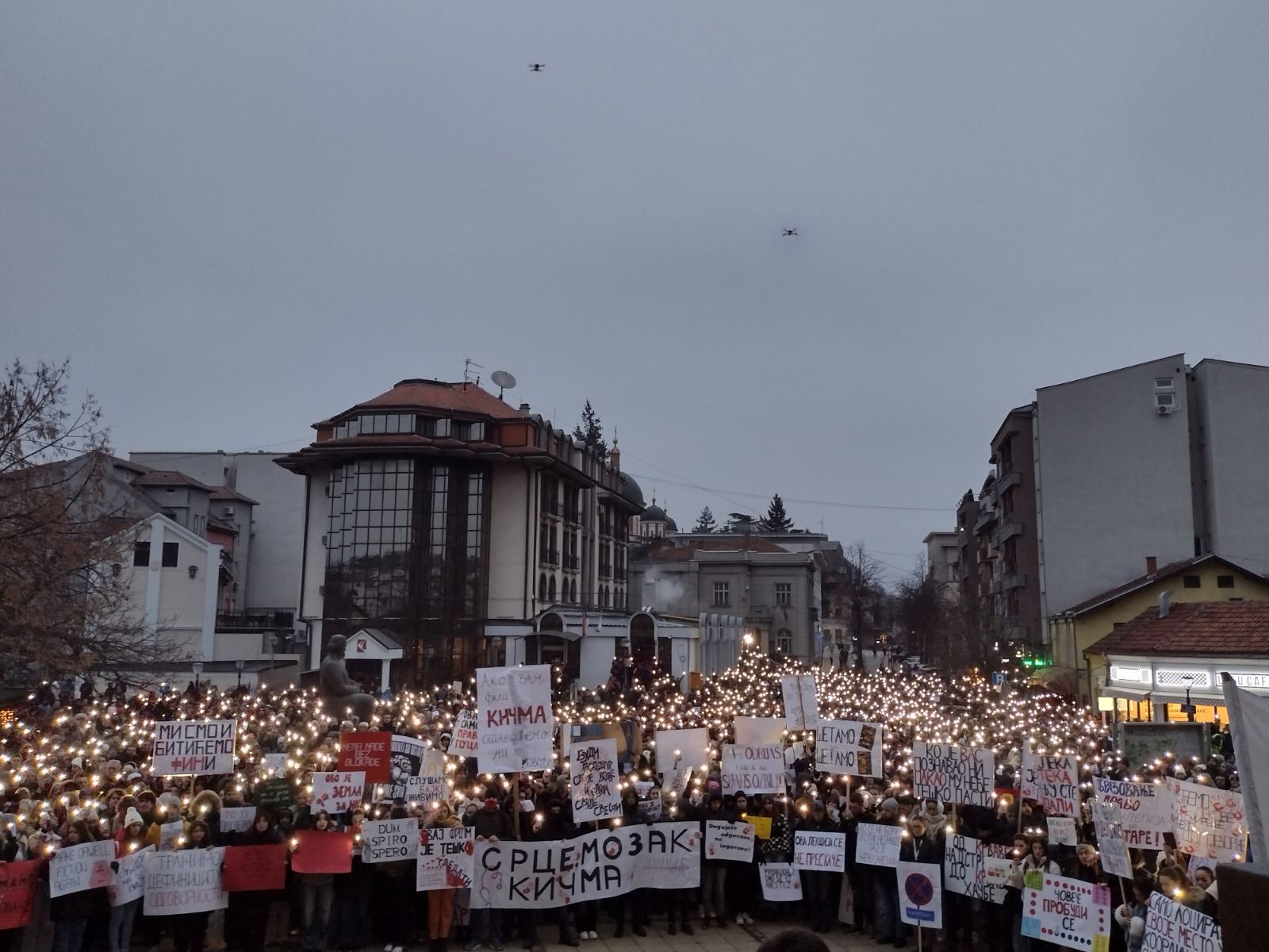 Dugujete odgovore, ne izgovore: Protesti u Kragujevcu sve masovniji, studenti podržali prosvetne radnike (FOTO) 2