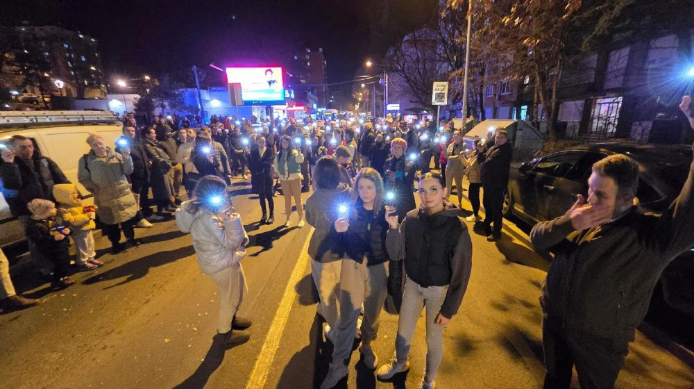 Tišina na Karaburmi: Stanovnici blokirali saobraćaj i odali poštu nastradalima u Novom Sadu 1