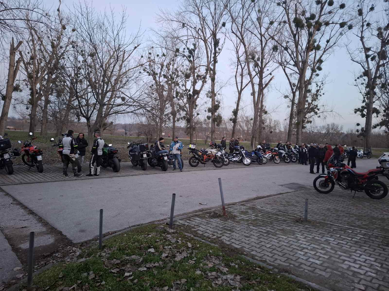 Građani se okupili ispred Pravnog fakulteta u Novom Sadu da spreče skup ekstremnih desničara (VIDEO, FOTO) 2