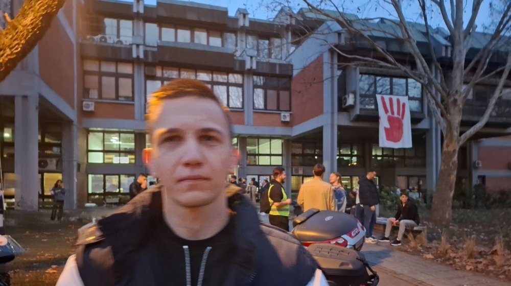 Građani se okupili ispred Pravnog fakulteta u Novom Sadu da spreče skup ekstremnih desničara (VIDEO, FOTO) 1
