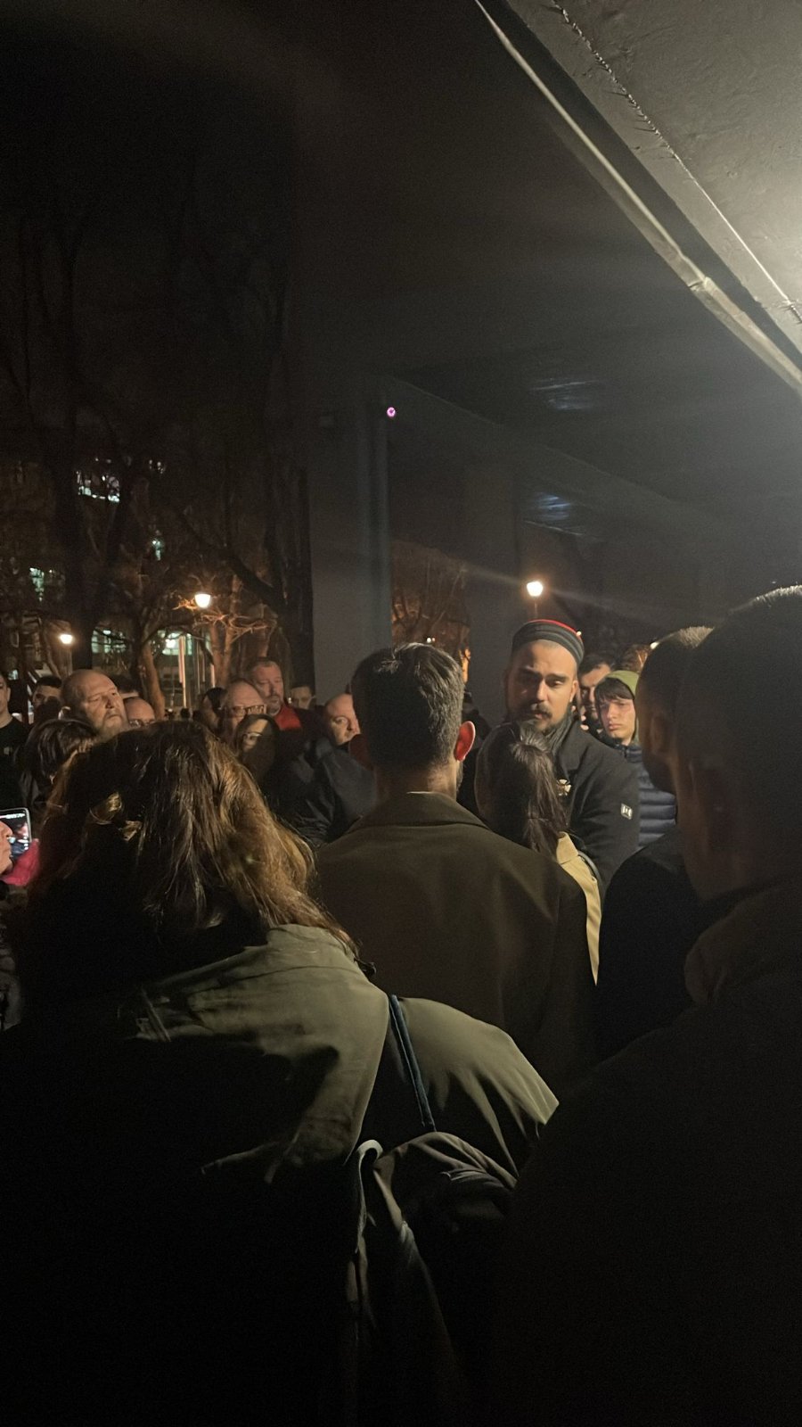 Građani se okupili ispred Pravnog fakulteta u Novom Sadu da spreče skup ekstremnih desničara (VIDEO, FOTO) 3