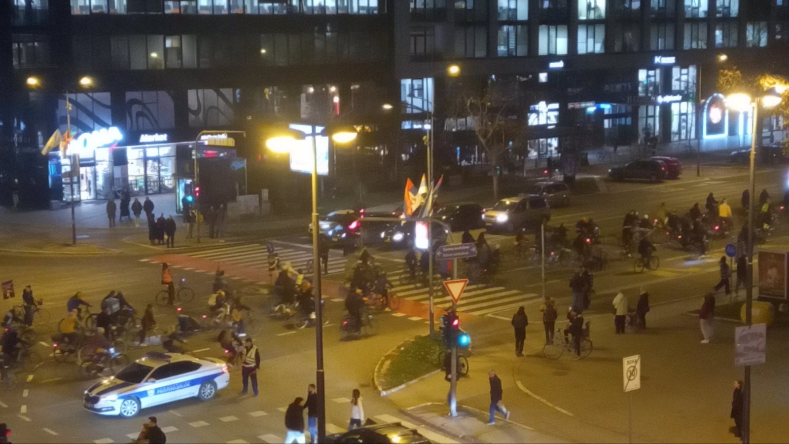 Studenti iz Beograda peške stigli u Novi Sad, odali poštu nastradalima: Noć će provesti na fakultetima, skup protekao bez incidenata (FOTO, VIDEO) 15