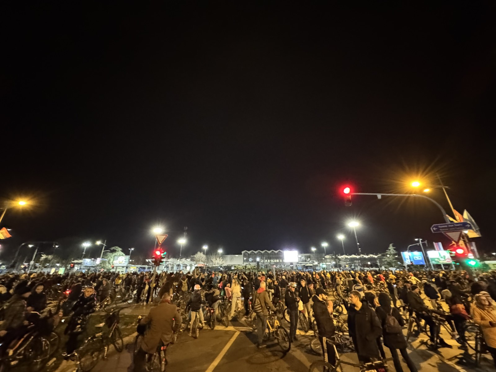 Studenti iz Beograda peške stigli u Novi Sad, odali poštu nastradalima: Noć će provesti na fakultetima, skup protekao bez incidenata (FOTO, VIDEO) 13