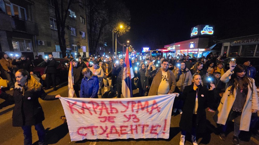 Učesnici protesta na Karaburmi ponovo gađani ciglama 1