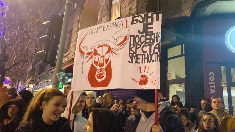 Određen pritvor vozačici koja je udarila studentkinju na protestu 6 Okupljeni kod zgrade RTS-a