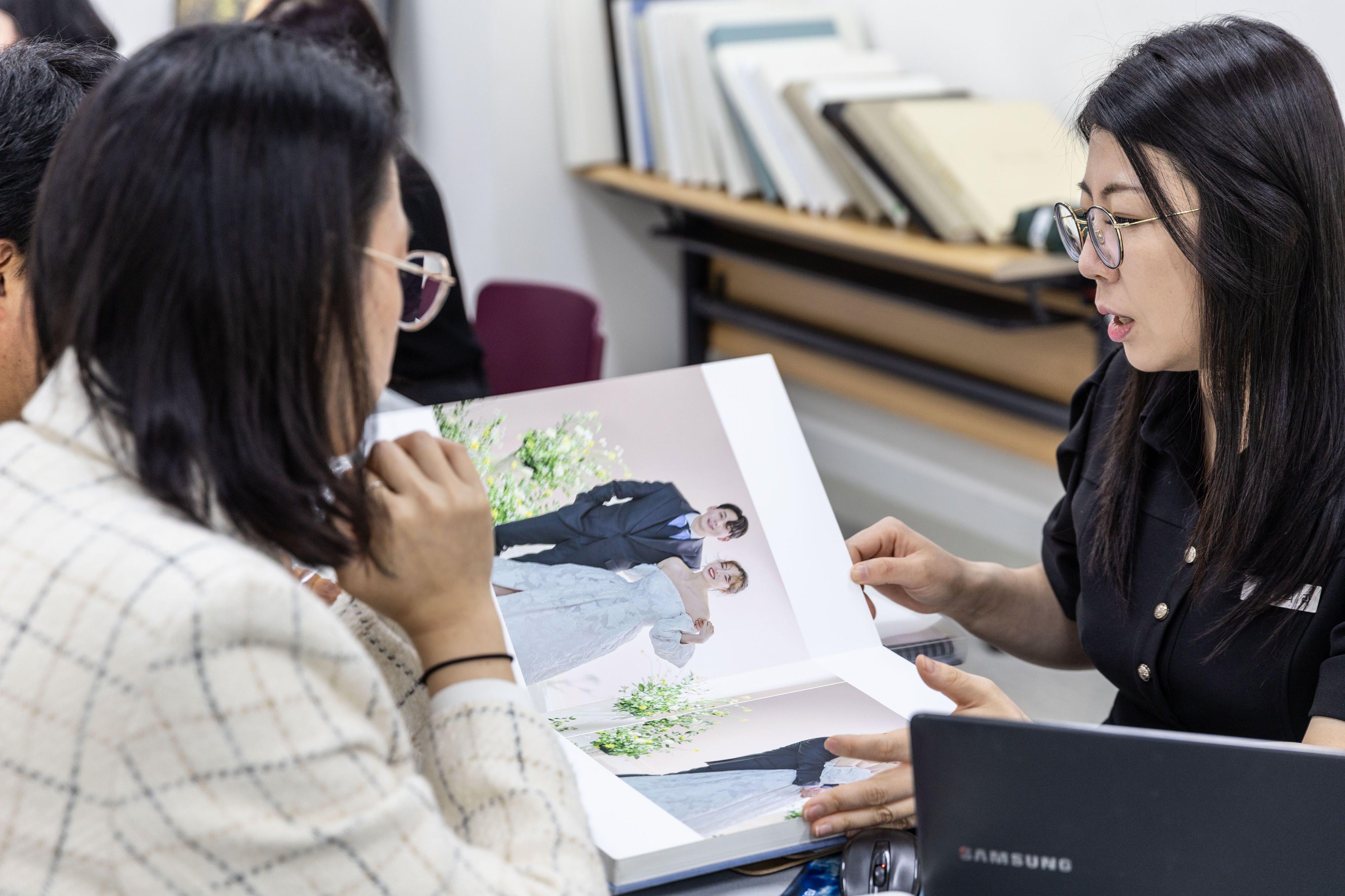 Kako je ljubav postala državno pitanje u Južnoj Koreji 3 Par gleda u odeću za venčanja u knjizi