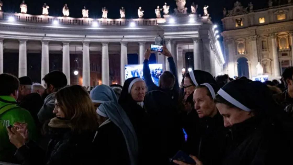 Ulazak planete u 2025: U Srbiji protesti, širom sveta vatromet, u Brazilu kupanje 20 Vatikan