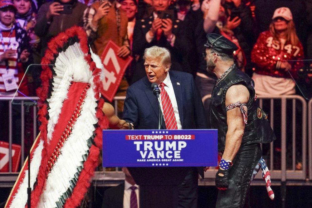 'Biće mnogo zabave, gledajte televiziju': Trampova poruka uoči inauguracije 4 tramp i vilidž pipl