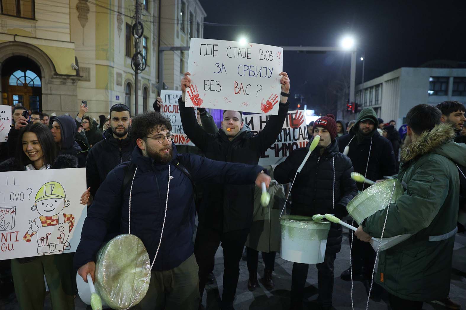 Protest u Nišu Od četiri niške gimnazije samo u jednoj počinje drugo polugođe: "Bivši učenici" nose profesorima pisma podrške 2