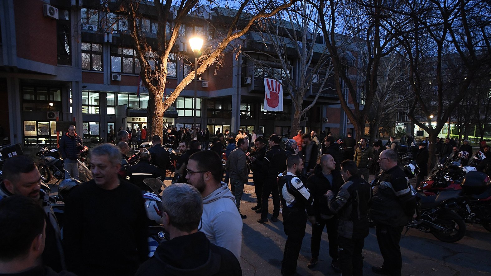 Ko stoji iza sprečenog ekstremno desničarskog skupa ispred Pravnog fakulteta u Novom Sadu? 2 Ko stoji iza sprečenog ekstremno desničarskog skupa ispred Pravnog fakulteta u Novom Sadu? 2