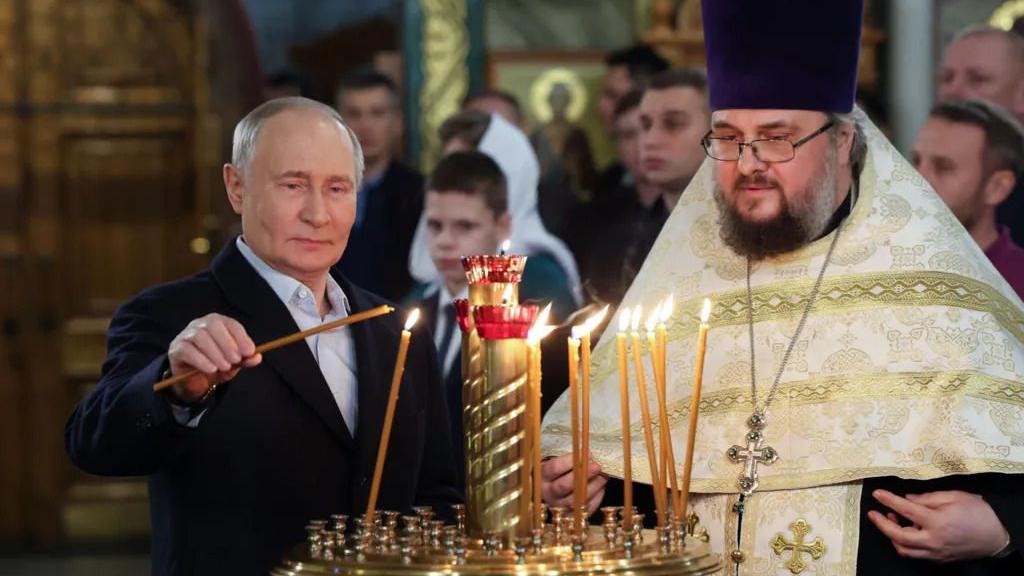 Pravoslavni hrišćani širom sveta slave Božić 8 Vlamir Putin pali sveću