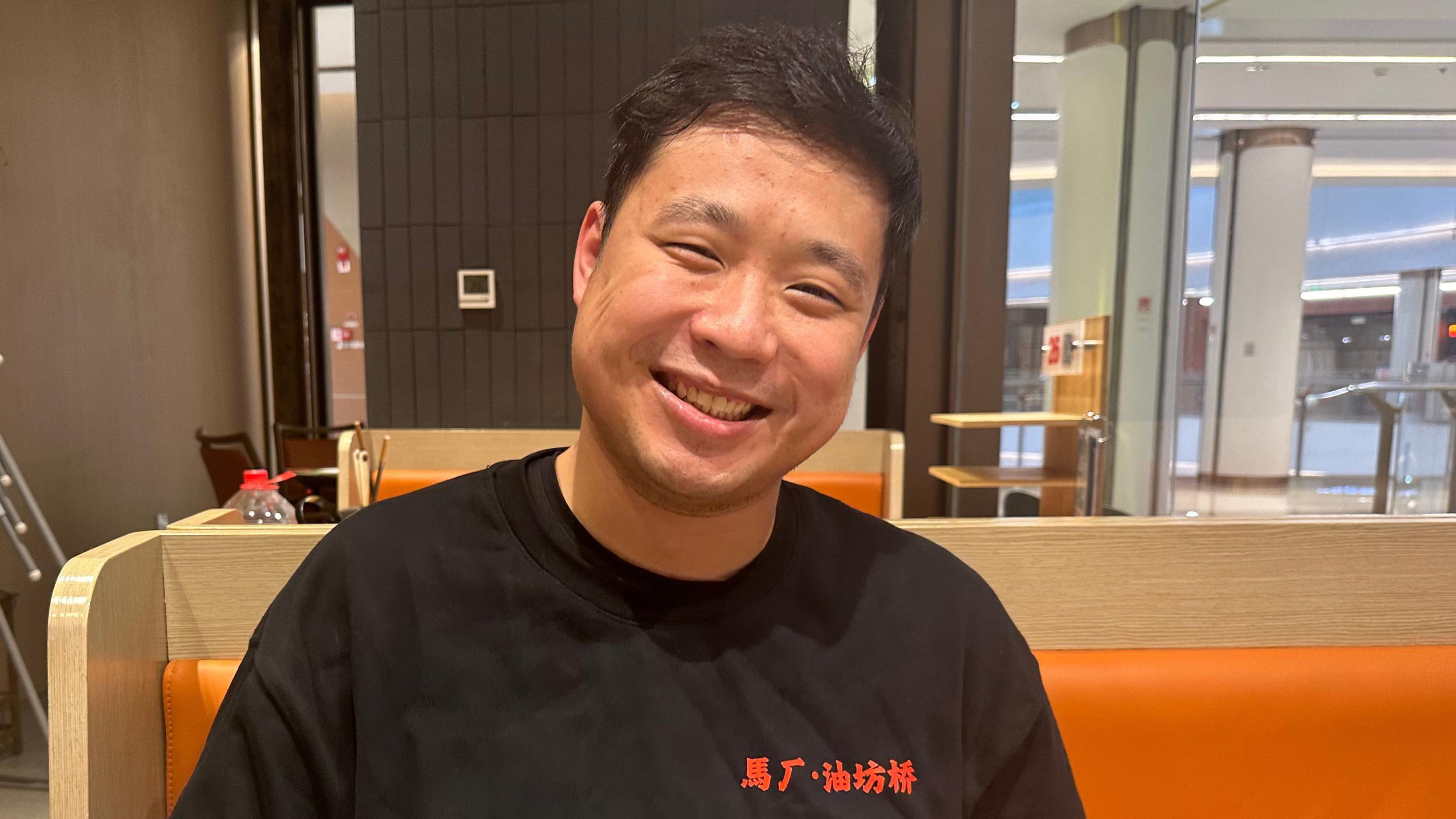 Mladi Kinezi sa fakultetskim diplomama rade kao vozači, fizički radnici i statisti 1 Sun Džan u konobarskoj uniformi