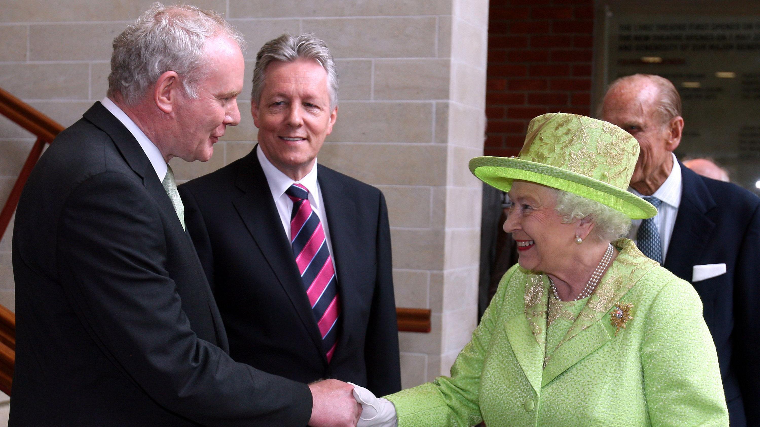 Ekstremisti koje je svet prihvatio kao državnike 9 Former IRA commander Martin McGuinness shakes hands with Britain's Queen Elizabeth.