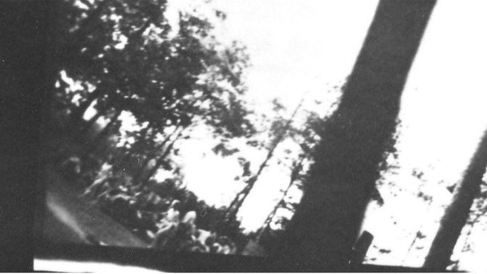 Jevreji koji su bili prisiljen da šalju druge Jevreje u gasne komore Aušvica 5 Trenutak pre nego što su ubijene Jevrejke u gasnoj komori