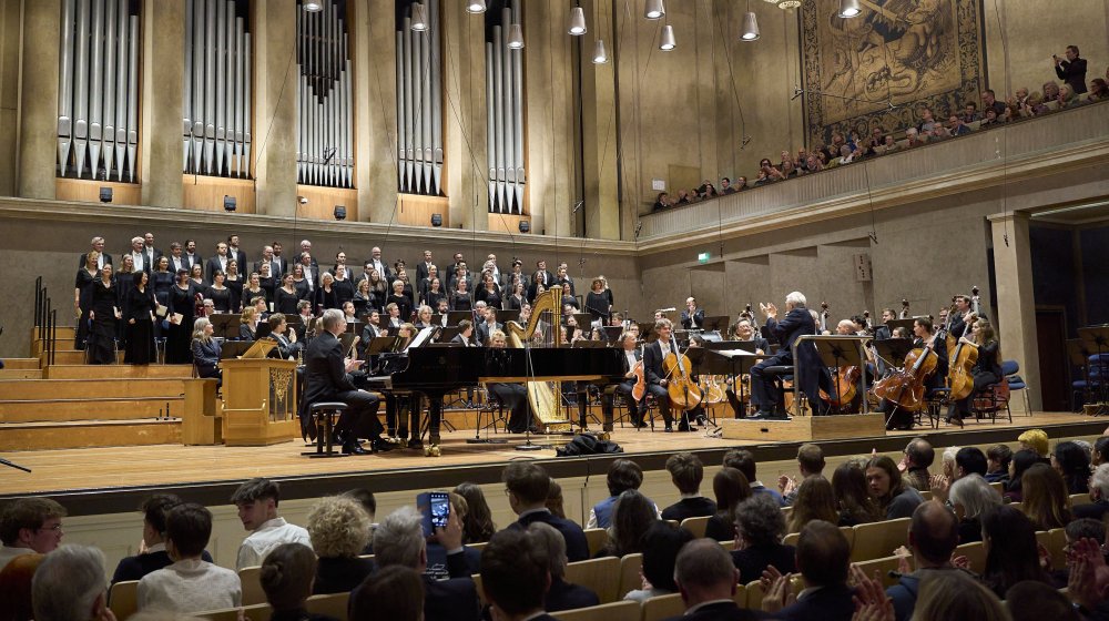 Trijumf spiritualnog: Simfonijski orkestar Bavarskog radija sa 97-godišnjim gostom dirigentom Herbertom Blomštetom u Herkules sali u Minhenu 1 Trijumf spiritualnog: Simfonijski orkestar Bavarskog radija sa 97-godišnjim gostom dirigentom Herbertom Blomštetom u Herkules sali u Minhenu 1