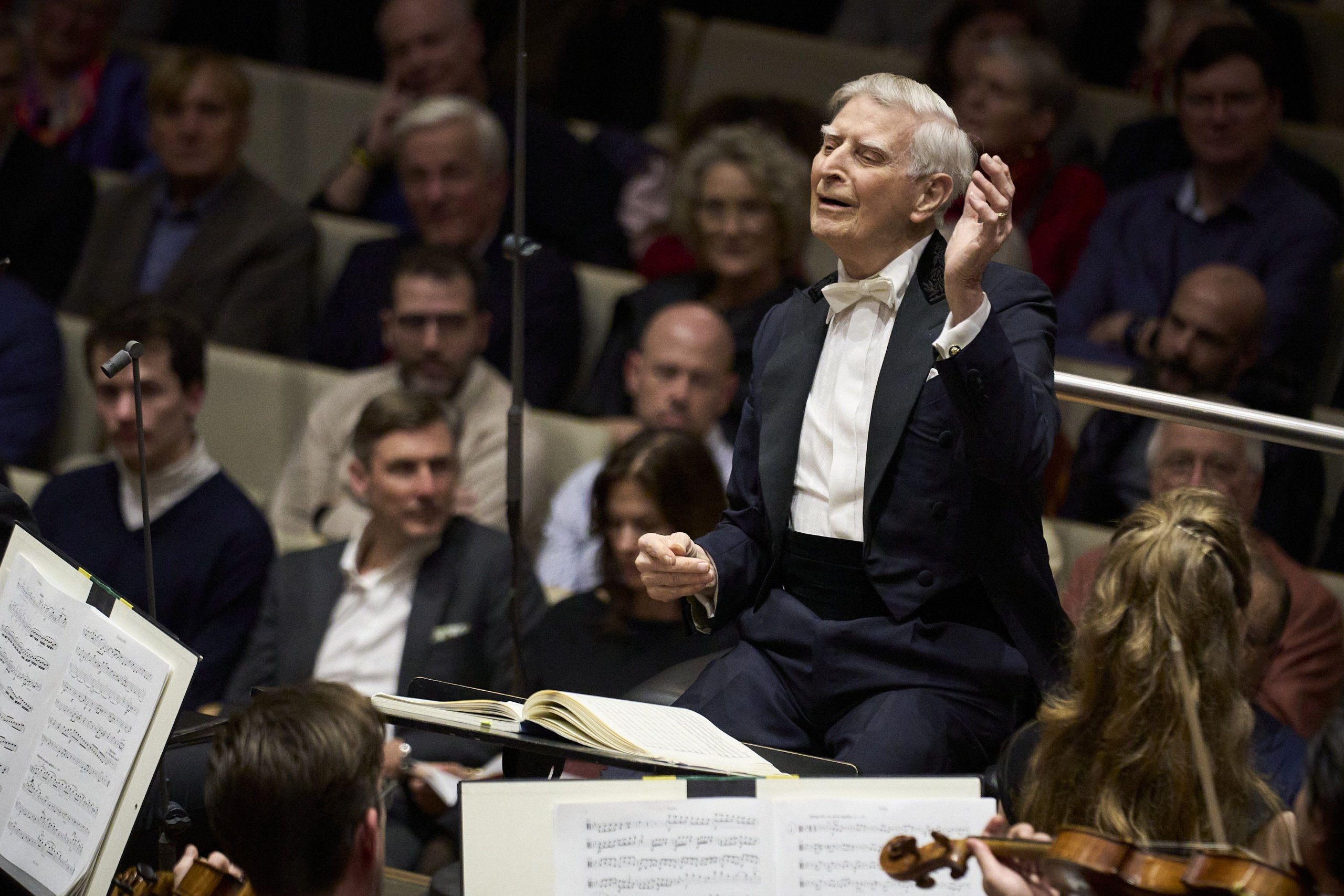 Trijumf spiritualnog: Simfonijski orkestar Bavarskog radija sa 97-godišnjim gostom dirigentom Herbertom Blomštetom u Herkules sali u Minhenu 2 Trijumf spiritualnog: Simfonijski orkestar Bavarskog radija sa 97-godišnjim gostom dirigentom Herbertom Blomštetom u Herkules sali u Minhenu 2