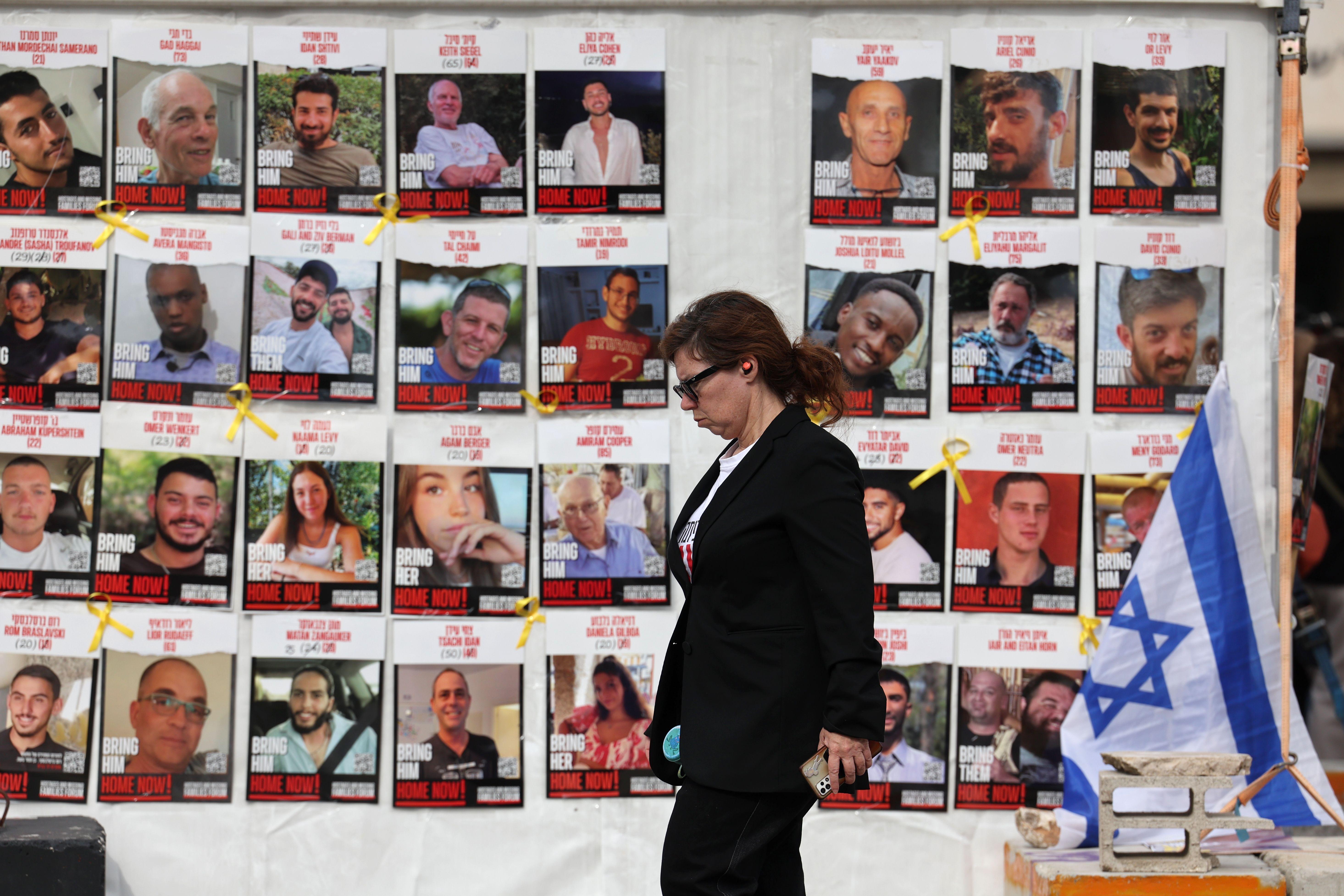 Zid sa fotografijama otetih Izraelaca u Tel Avivu