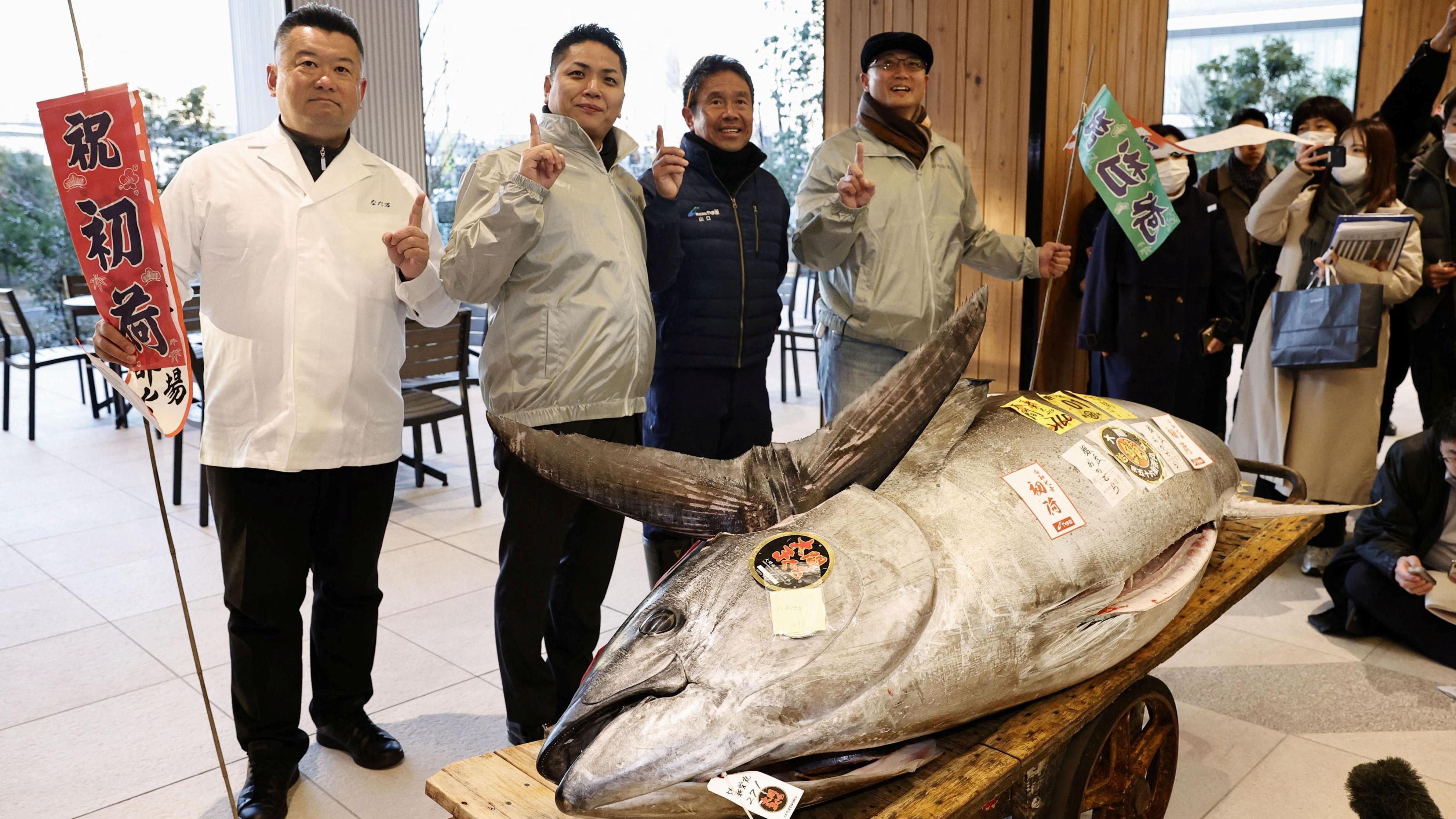 Ogromna tuna prodata u Tokiju za 1.3 miliona dolara 1 The huge 276g bluefin tuna is displayed on a wooden trailer after the first tuna auction of the New Year at Toyosu Market, in Tokyo