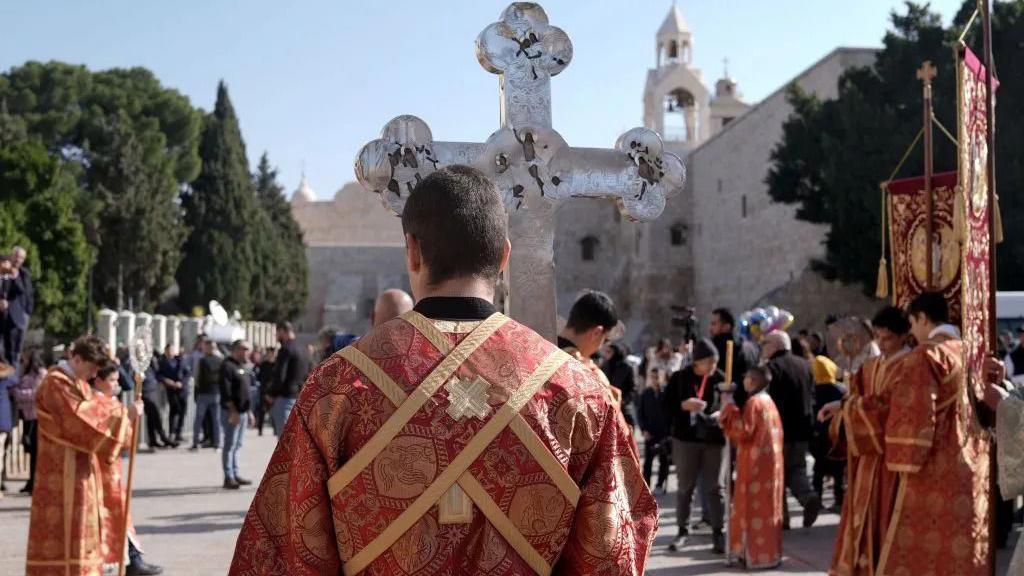 Pravoslavni hrišćani širom sveta slave Božić 6 Sveštenici i vernici ispred Crkve Rođenja Hristovog u Vitlejemu