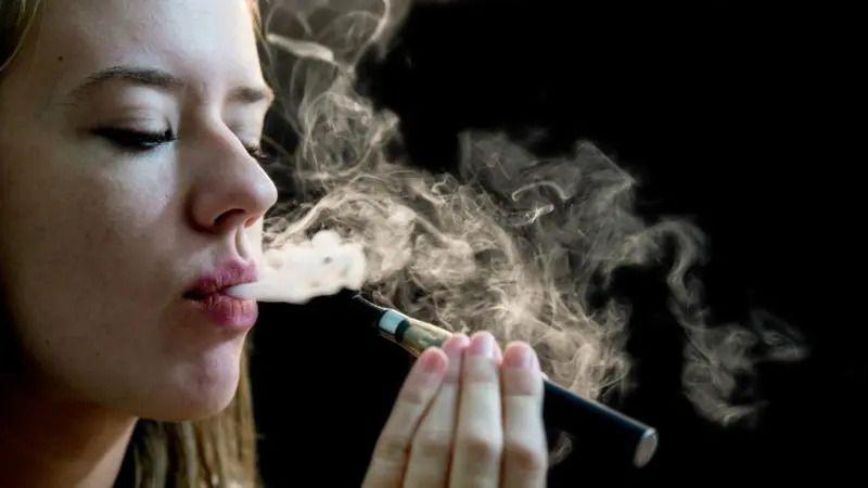 Gde sve u Srbiji nećete da se udavite u duvanskom dimu 2 Devojka puši vajp
