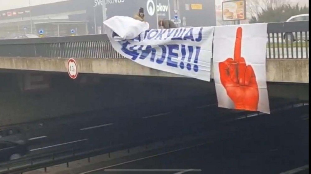 A od države - srednji prst 1