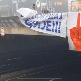 A od države - srednji prst 1