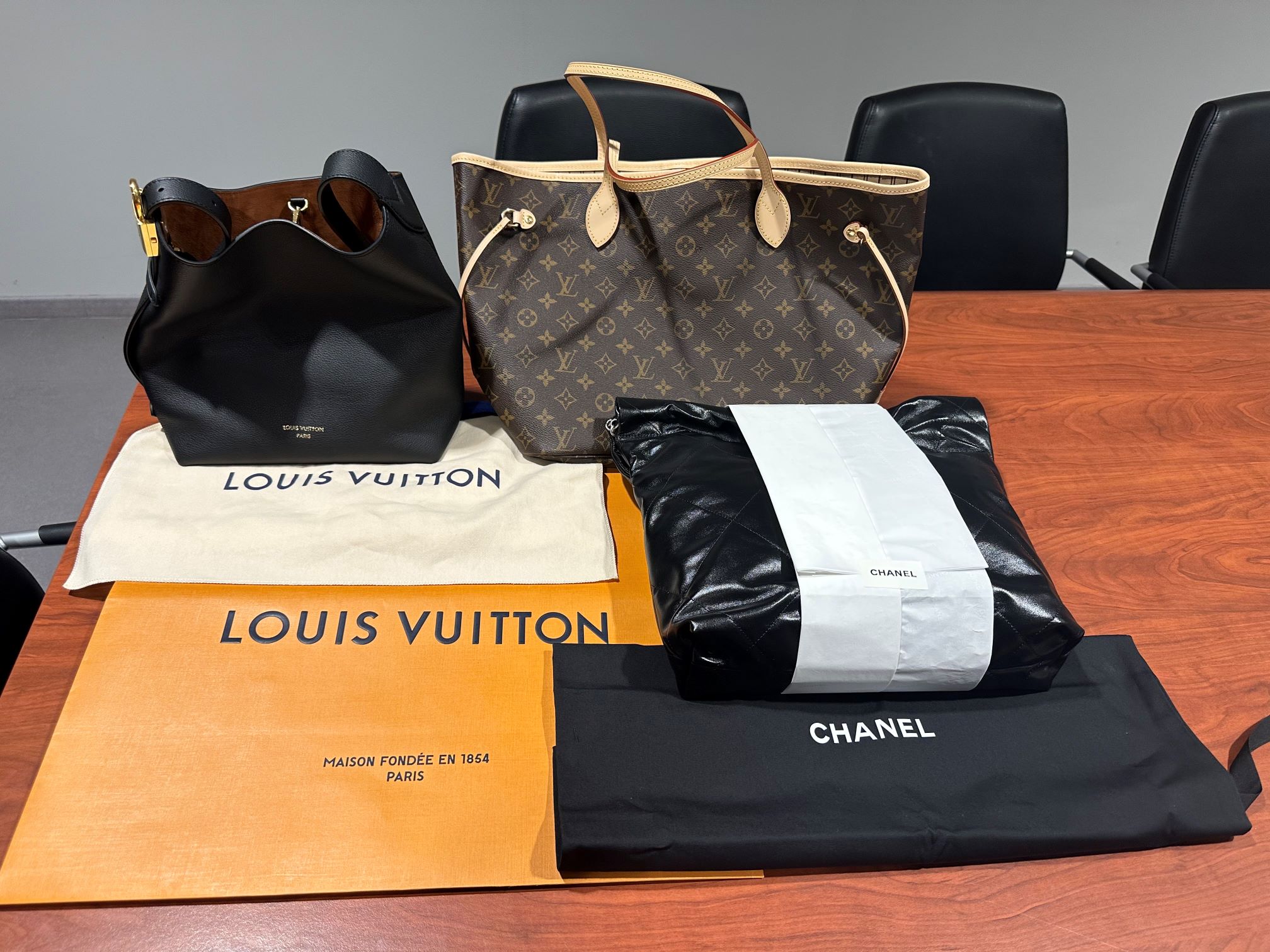 Hermes narukvice i Luj Viton: Šta su sve carinici zaplenili na aerodromu od početka godine? 2 Hermes narukvice i Luj Viton: Šta su sve carinici zaplenili na aerodromu od početka godine? 2