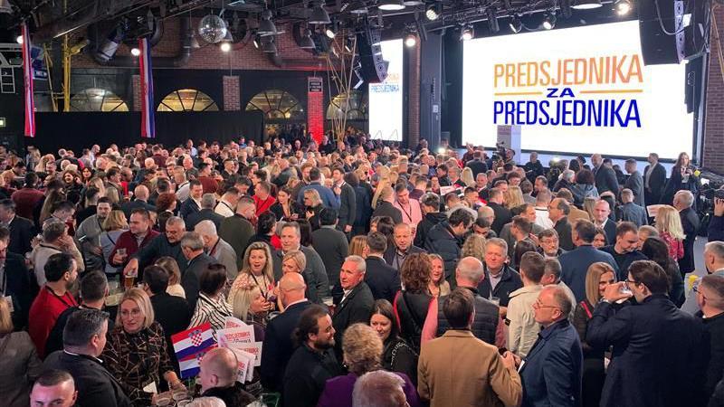 Šta pobeda Zorana Milanovića znači za Hrvatsku 7 Pristalice Zorana Milanovoća proslavljaju njegov drugi mandat