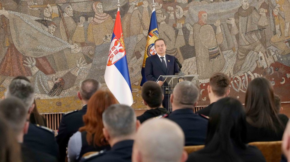 Ivica Dačić uručio poklone deci poginulih i ranjenih policijskih službenika 1