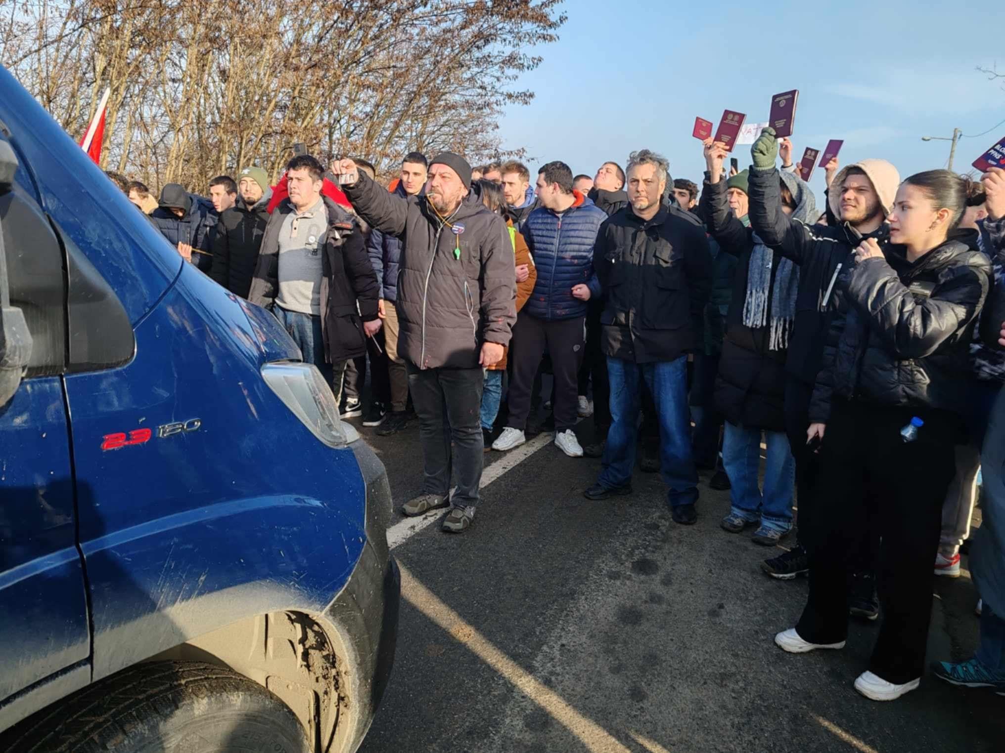 Poljoprivrednici se pridružili studentima u Novom Sadu, vožnja 'Za Sonju' u Beogradu 4 Demonstranti ispred policijskih kola