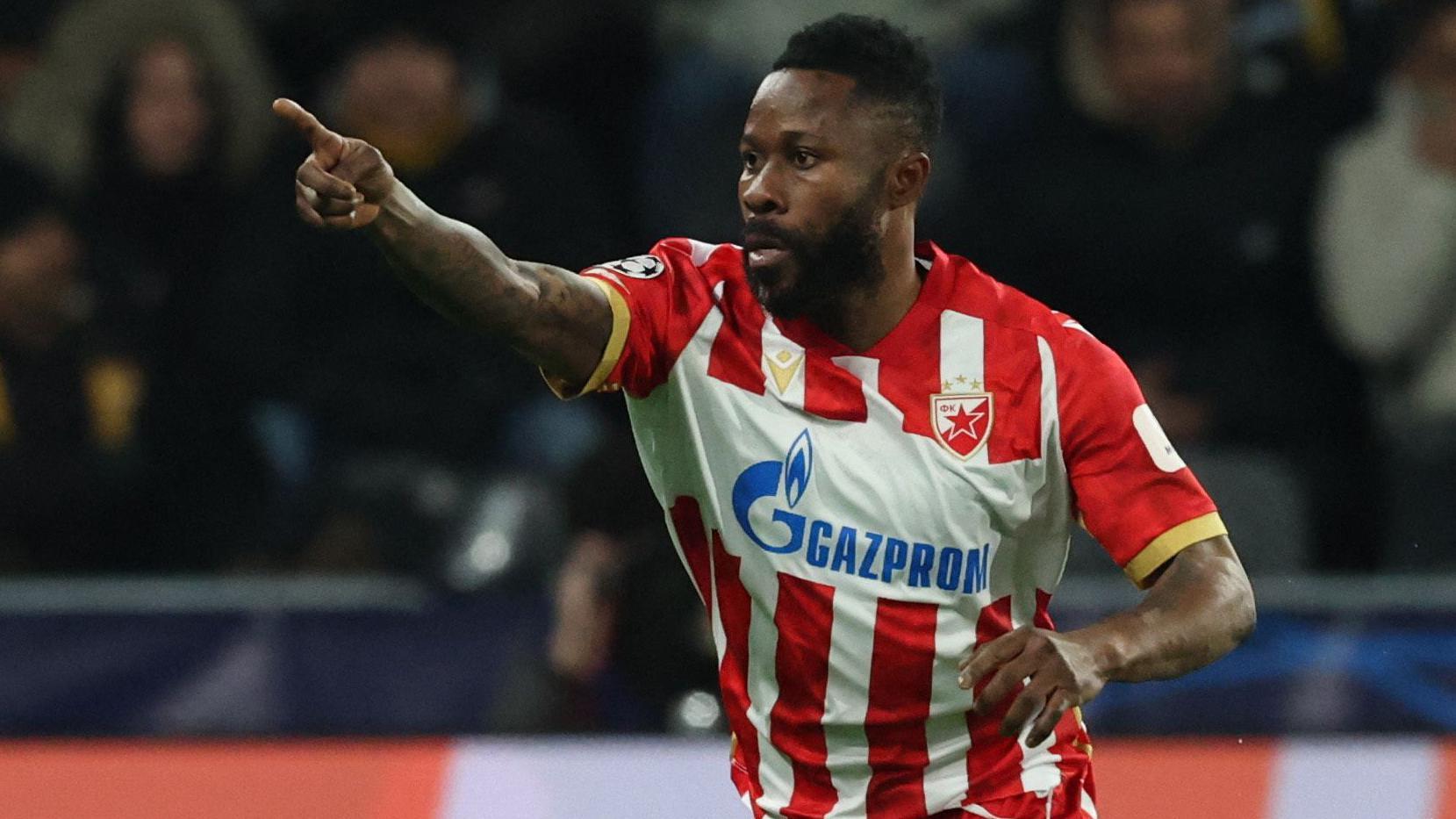 Zvezda se pobedom oprostila od Lige šampiona, bez baraža ostao i Dinamo 1 Fudbaler Gejlor Kanga pokazuje prstom tokom utakmice