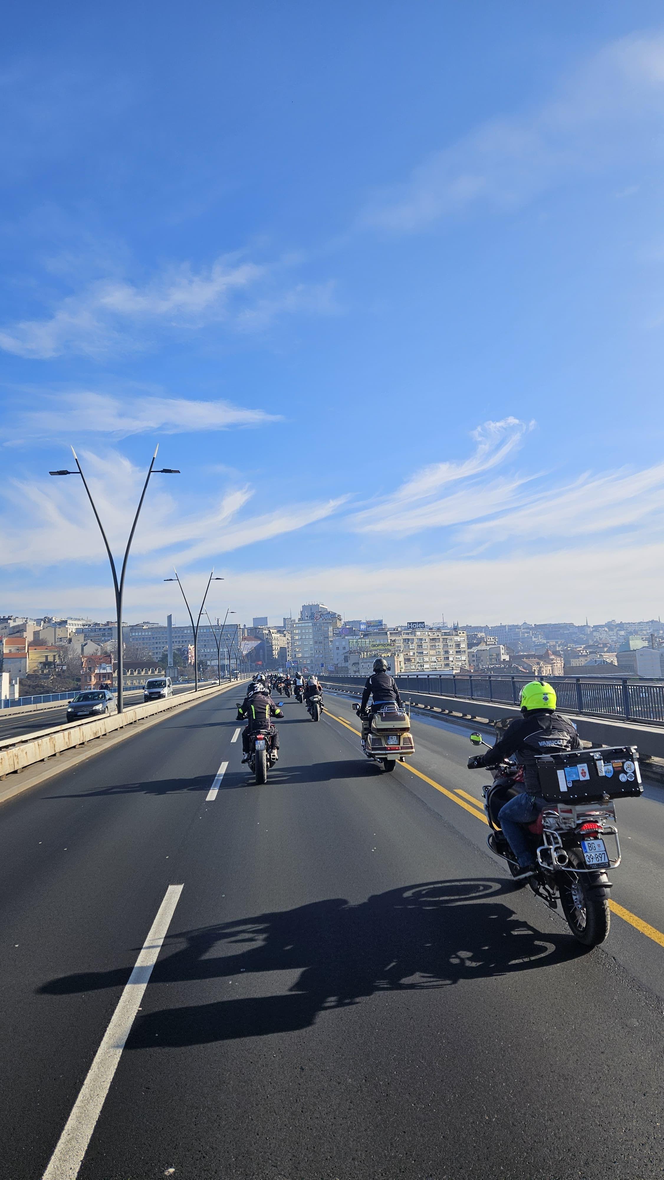 Poljoprivrednici se pridružili studentima u Novom Sadu, vožnja 'Za Sonju' u Beogradu 2 Vožnja motociklista preko Brankovog mosta u Beogradu