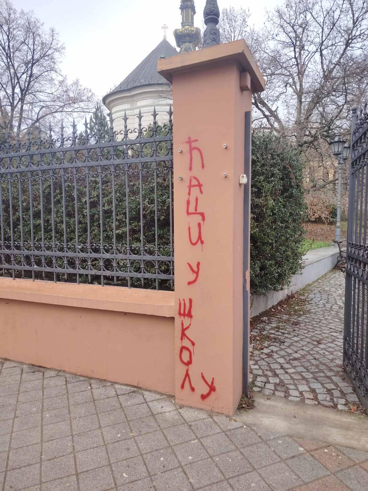 Roditelji podržavaju nastavnike u Novom Sadu, organizuju skupove kod škola, okupljaju se i čekaju inspektore: Dvadesetak škola nastavilo štrajk 4 Roditelji podržavaju nastavnike u Novom Sadu, organizuju skupove kod škola, okupljaju se i čekaju inspektore: Dvadesetak škola nastavilo štrajk 4