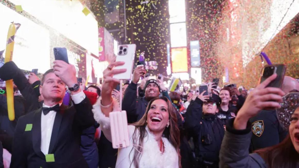 Ulazak planete u 2025: U Srbiji protesti, širom sveta vatromet, u Brazilu kupanje 21 Tajms Skver