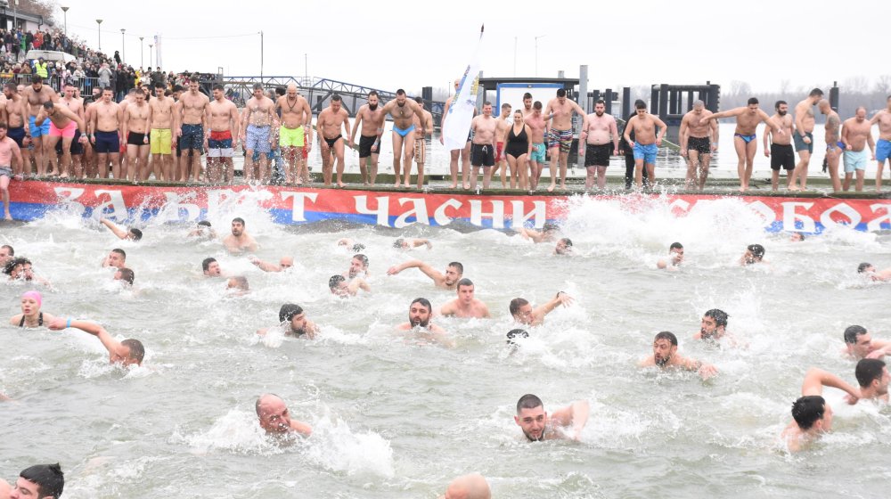 Za Časni krst na Bogojavljenje plivalo se širom Srbije 1