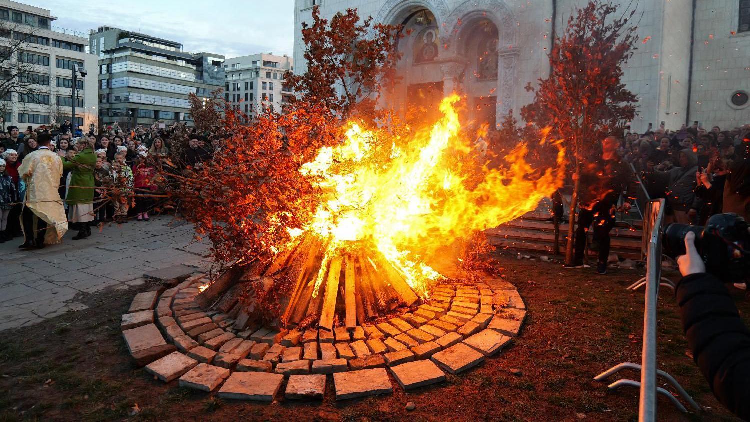 Pravoslavni hrišćani širom sveta slave Božić 4 Paljenje badnjaka ispred Hrama Svetog Save u Beogradu