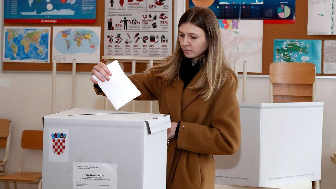 Devojka ubacuje glasački listić 