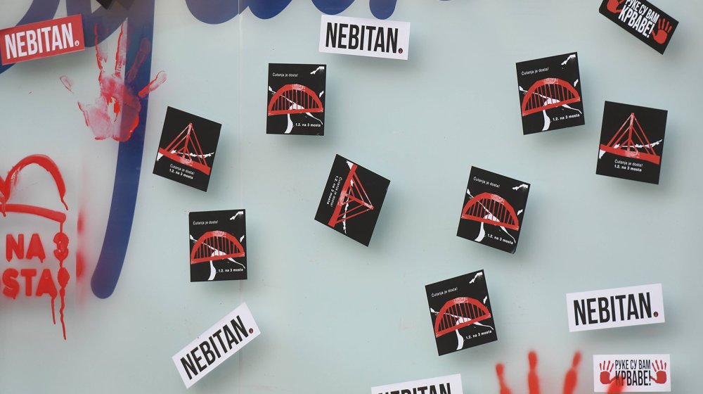 Građani gađali jajima prostorije SNS na protestu u Čačku 1