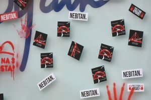 Na protestu u Čačku građani su gađali jajima prostorije Gradskog odobora Srpske napredne stranke (SNS) u kojima je bilo ugašeno svetlo.