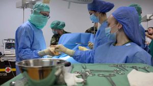 Čitaoci Danasa požalili su nam se da zbog listi čekanja vezanih za ugradnju kuka i kolena, koje su inače najduže, pacijenti trpe za druge operacije, jer su zdavstvenim ustanovama sada liste čekanja prioritet.