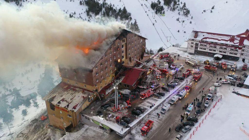Više od 60 poginulih u požaru u hotelu u turskom ski-centru 1 Gori hotel u Turskoj