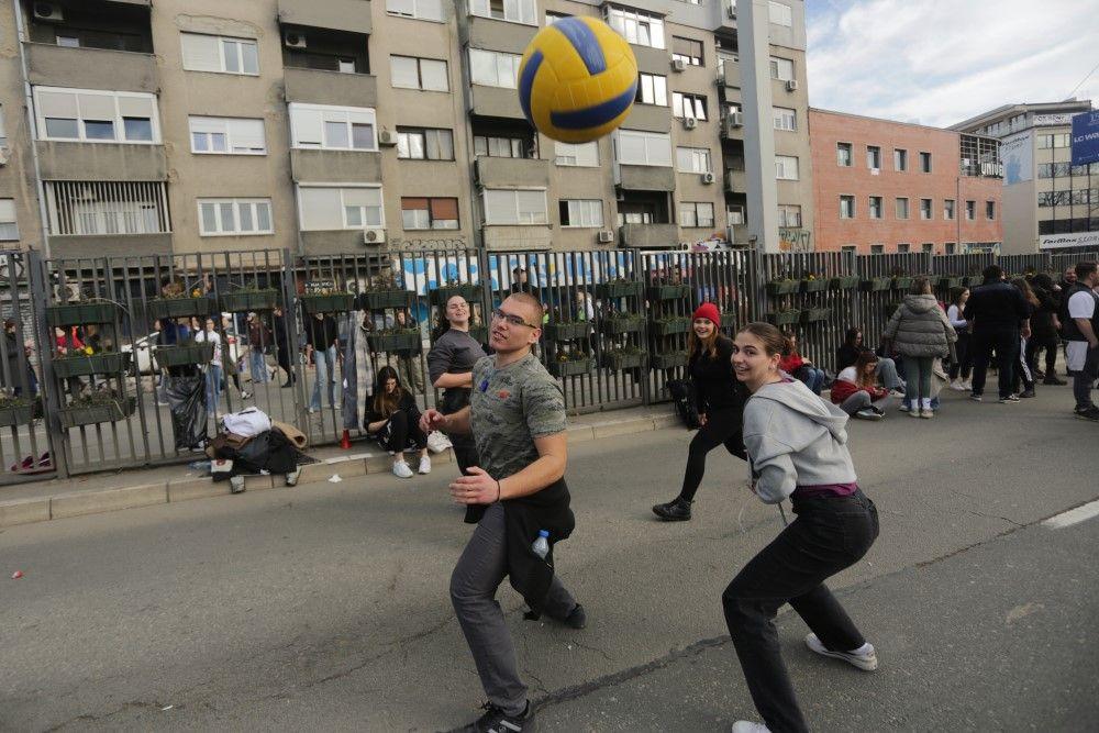 Studentska blokada Autokomande u Beogradu: Društvene igre i prase na ražnju 6 studenti, studentske blokade, blokada autokomande