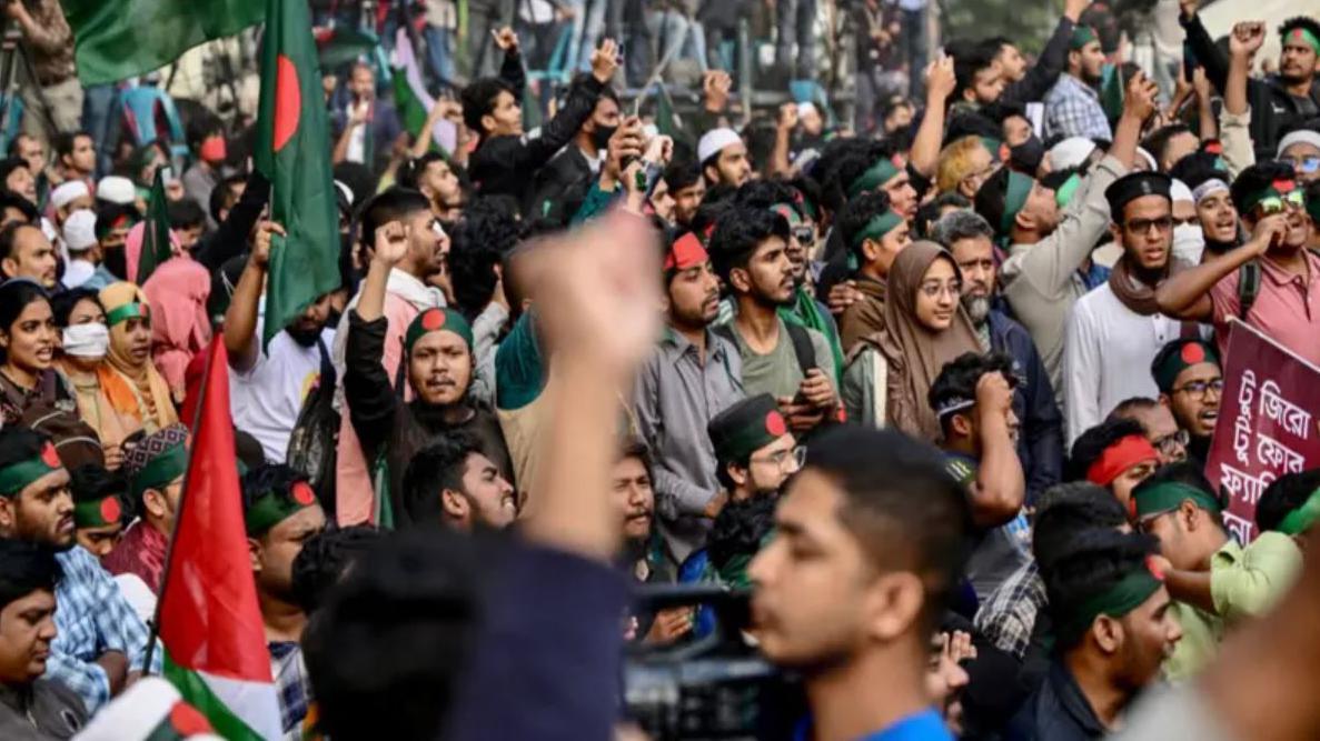 Ulazak planete u 2025: U Srbiji protesti, širom sveta vatromet, u Brazilu kupanje 14 Protesti u Daki, prestonici Bangladeša