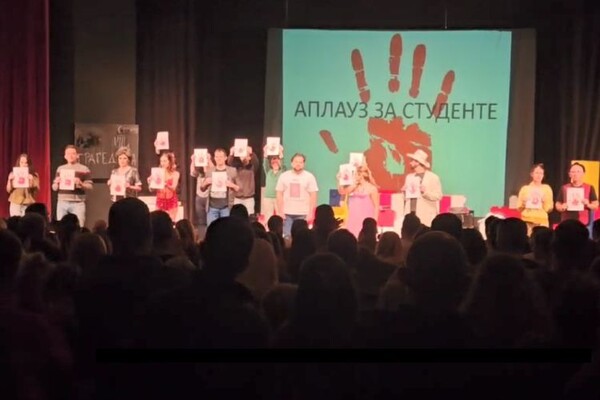 Sinoć nakon predstave "Dok te ja hranim i oblačim" Pozorište mladih u Novom Sadu publici za studente: "I, šta ćete vi sad?" (VIDEO) 1