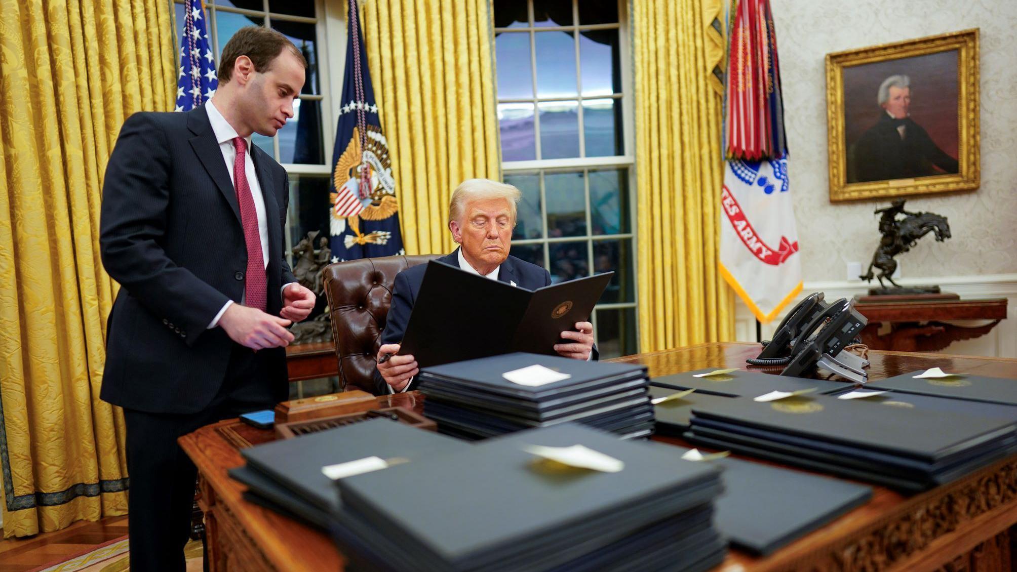 Šta Trampova politika „dva roda" znači za svet 1 Donald Tramp u Ovalnoj sobi okružen dokumentima